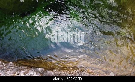 Cadini de Brenton, Italien - Kleine Wasserfälle in einem Bergtal bilden einen Wasserlauf, der mehrere Gumpen im Fels miteinander verbindet. Banque D'Images