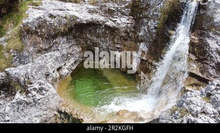 Cadini de Brenton, Italien - Kleine Wasserfälle in einem Bergtal bilden einen Wasserlauf, der mehrere Gumpen im Fels miteinander verbindet. Banque D'Images