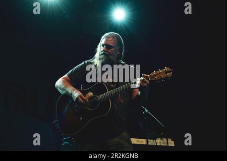 TURIN, ITALIE: Le Buffalo blanc (nom de scène du musicien et chanteur-compositeur américain Jake Smith), en direct sur scène au CAP10100 à Turin, pour la tournée “année du cheval noir” Banque D'Images