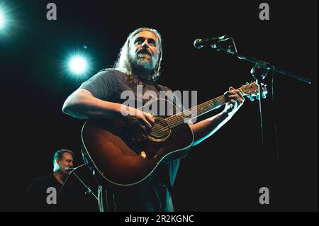 TURIN, ITALIE: Le Buffalo blanc (nom de scène du musicien et chanteur-compositeur américain Jake Smith), en direct sur scène au CAP10100 à Turin, pour la tournée “année du cheval noir” Banque D'Images