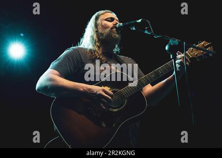 TURIN, ITALIE: Le Buffalo blanc (nom de scène du musicien et chanteur-compositeur américain Jake Smith), en direct sur scène au CAP10100 à Turin, pour la tournée “année du cheval noir” Banque D'Images