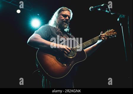 TURIN, ITALIE: Le Buffalo blanc (nom de scène du musicien et chanteur-compositeur américain Jake Smith), en direct sur scène au CAP10100 à Turin, pour la tournée “année du cheval noir” Banque D'Images