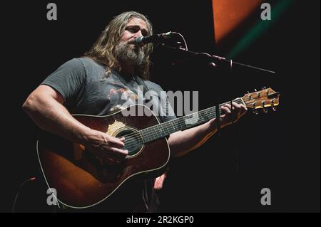 TURIN, ITALIE: Le Buffalo blanc (nom de scène du musicien et chanteur-compositeur américain Jake Smith), en direct sur scène au CAP10100 à Turin, pour la tournée “année du cheval noir” Banque D'Images