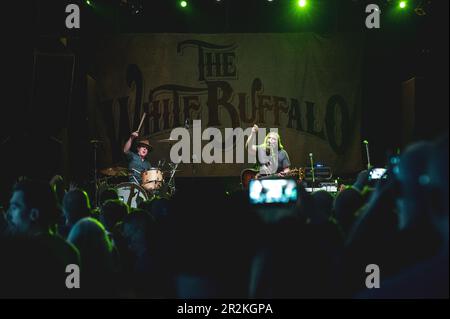 TURIN, ITALIE: Le Buffalo blanc (nom de scène du musicien et chanteur-compositeur américain Jake Smith), en direct sur scène au CAP10100 à Turin, pour la tournée “année du cheval noir” Banque D'Images