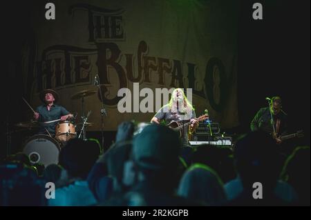 TURIN, ITALIE: Le Buffalo blanc (nom de scène du musicien et chanteur-compositeur américain Jake Smith), en direct sur scène au CAP10100 à Turin, pour la tournée “année du cheval noir” Banque D'Images