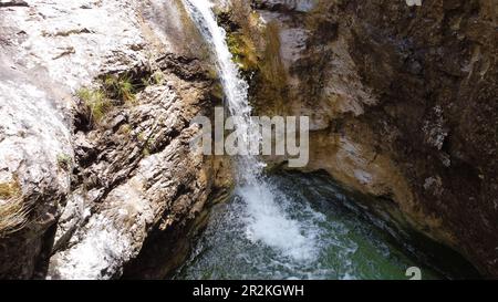 Cadini de Brenton, Italien - Kleine Wasserfälle in einem Bergtal bilden einen Wasserlauf, der mehrere Gumpen im Fels miteinander verbindet. Banque D'Images