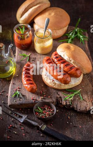 Saucisse grillée épicée avec petit pain fait sur le grill au feu de bois. Saucisse grillée aux épices. Banque D'Images