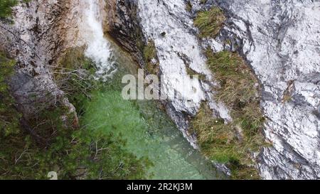 Cadini de Brenton, Italien - Kleine Wasserfälle in einem Bergtal bilden einen Wasserlauf, der mehrere Gumpen im Fels miteinander verbindet. Banque D'Images