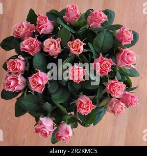fermer photographié beau grand bouquet de roses roses. La photo a été prise ci-dessus. Photo sans traitement, photo naturelle Banque D'Images
