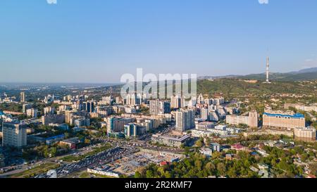 Almaty, Kazakhstan - 4 mai 2023: Zone urbaine avec des immeubles élevés et une tour de télévision. Point de vue du drone Banque D'Images