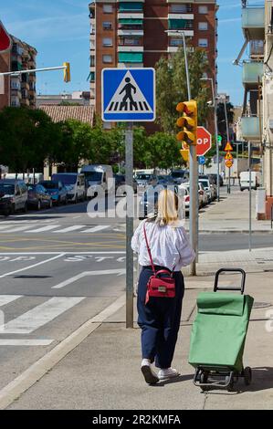 Viladecans - 20 mai 2023: Femme solitaire méconnaissable avec son panier vide dans la rue Banque D'Images