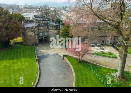 Vue imprenable sur Gatehouse et allée au château de Skipton à Skipton, North Yorkshire, Angleterre, Royaume-Uni Banque D'Images