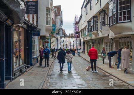 Boutiques, cafés et restaurants sur le Stonegate à York, North Yorkshire, Angleterre, Royaume-Uni Banque D'Images