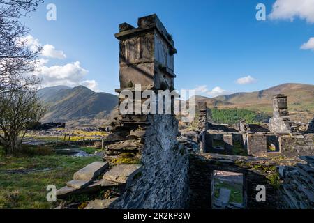 Les ruines de la caserne d'Anglesey à la carrière d'ardoise de Dinorwig, Llanberis, au nord du pays de Galles. Banque D'Images