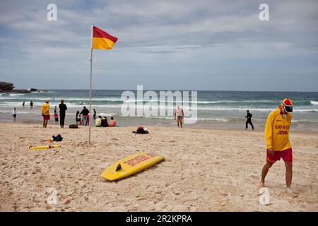 Sauveteurs en service à la plage de Bondi, à Sydney, en Australie. Banque D'Images