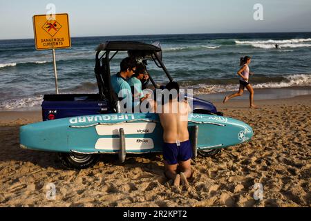 Sauveteurs en service à la plage de Bondi, à Sydney, en Australie. Banque D'Images