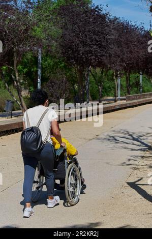 Viladecans - 20 mai 2023: Favoriser la diversité: Une femme en fauteuil roulant Banque D'Images