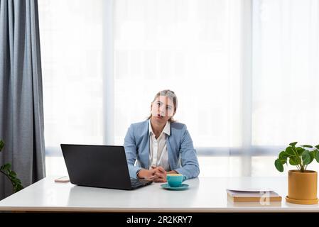 Femme d'affaires inquiète et attentarée, ne pensant pas à la résolution de problèmes au travail, inquiète la jeune femme sérieuse concernée rend difficile la décision perdue dans Banque D'Images