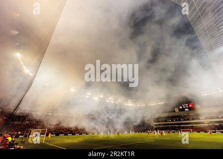 Leverkusen, Allemagne. 18th mai 2023. Firo: 18 mai 2023, football, UEFA Europa League Eurolega demi-finale deuxième jambe Bayer Leverkusen - AS Roma 0:0 ultras, pyrotechnics, fumée, brouillard, dépôts, Contexte, BayArena crédit: dpa/Alay Live News Banque D'Images