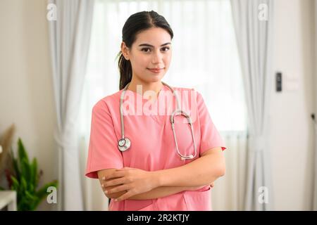 Portrait souriant d'une femme médecin professionnelle avec stéthoscope Banque D'Images