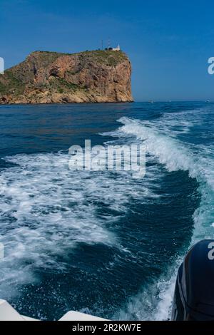 Phare de Cabo de San Antonio, à Jávea, dans le parc naturel de Montgo. Petit phare en haut de la falaise. De la mer à bord d'un bateau Banque D'Images