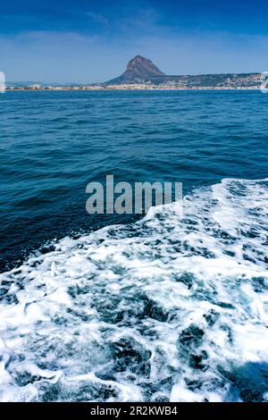 Le massif du Montgo et la ville de Javea, à Alicante, en Espagne, de la mer, naviguant en bateau, loin de la côte Banque D'Images