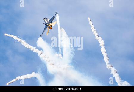 Soloturk Air Aerobatics Show à Teknofest Istanbul, pour ce rôle, le pilote du spectacle aérien de Solo Türk était le Major Emre MERT TEKNOFEST, aviation, espace Banque D'Images