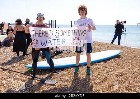 Hove Beach, ville de Brighton & Hove, East Sussex, Royaume-Uni. Groupe environnemental, Surfers Against Sewater et Brighton Explorers Club organisent une manifestation sur la plage de Hove contre les compagnies d'eau et la pollution des eaux du Royaume-Uni pour une baignade sûre et la conservation marine. 20th mai 2023 crédit : David Smith/Alay Live News Banque D'Images