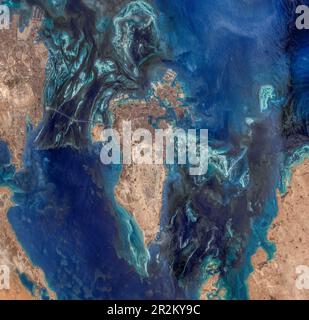 La vue satellitaire de Bahreïn, dans le golfe Persique, s'est considérablement développée ces dernières décennies, montrant des terres récupérées de la mer Banque D'Images
