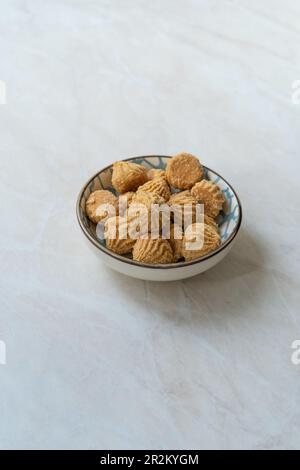 Biscuits Talkan traditionnels faits de pois chiches rôtis. Prêt à manger. Banque D'Images