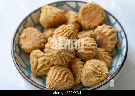 Biscuits Talkan traditionnels faits de pois chiches rôtis. Prêt à manger. Banque D'Images