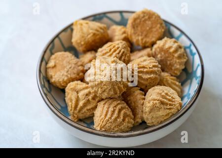 Biscuits Talkan traditionnels faits de pois chiches rôtis. Prêt à manger. Banque D'Images