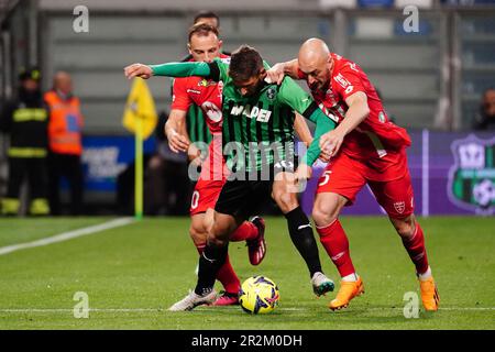 Domenico Berardi (US Sassuolo Calcio) et Luca Caldirola (AC Monza) pendant le championnat italien Serie Un match de football entre US Sassuolo et AC Monza sur 19 mai 2023 au stade Mapei à Reggio Emilia, Italie - photo: Alessio Morgese/DPPI/LiveMedia crédit: Agence photo indépendante/Alay Live News Banque D'Images