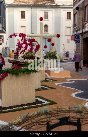 Burriana, Espagne 06-05-2023: Image éditoriale de l'exposition des éléments floraux sous forme de croix pour la fête de Las Cruces de Mayo in Banque D'Images