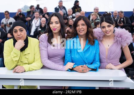 Cannes, France. 20th mai 2023. Olfa Hamrouni, Eya Chikhaoui, Kaouther Ben Hania et Tayssir Chikhaoui assistant au Photocall les filles d'Olfa (quatre filles) dans le cadre du Festival de Cannes 76th à Cannes, en France, sur 20 mai 2023. Photo d'Aurore Marechal/ABACAPRESS.COM crédit: Abaca Press/Alay Live News Banque D'Images