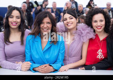 Cannes, France. 20th mai 2023. Olfa Hamrouni, Eya Chikhaoui, Kaouther Ben Hania et Tayssir Chikhaoui assistant au Photocall les filles d'Olfa (quatre filles) dans le cadre du Festival de Cannes 76th à Cannes, en France, sur 20 mai 2023. Photo d'Aurore Marechal/ABACAPRESS.COM crédit: Abaca Press/Alay Live News Banque D'Images