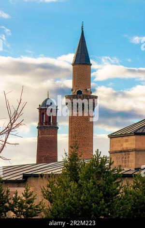 Grande Mosquée Minaret d'Erzurum Turksih Erzurum Ulu Cami avec le majestueux château de l'horloge Banque D'Images