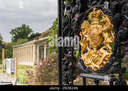 Le Lion et la licorne sur les armoiries royales sur la porte Elizabeth à Kew Gardens, Londres, Angleterre, Royaume-Uni Banque D'Images