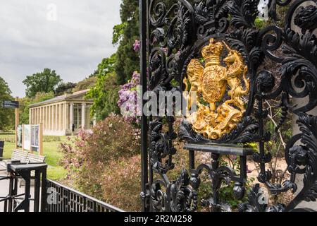 Le Lion et la licorne sur les armoiries royales sur la porte Elizabeth à Kew Gardens, Londres, Angleterre, Royaume-Uni Banque D'Images