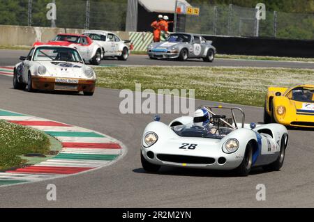 Mugello Historic Classic 25 avril 2014: LOLA T70 Mk II Spyder 1965 conduit par Wolf ZWEIFLER, pendant la pratique sur le circuit de Mugello, Italie. Banque D'Images