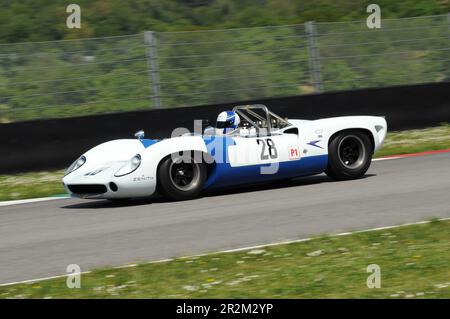 Mugello Historic Classic 25 avril 2014: LOLA T70 Mk II Spyder 1965 conduit par Wolf ZWEIFLER, pendant la pratique sur le circuit de Mugello, Italie. Banque D'Images
