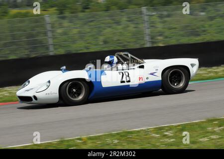 Mugello Historic Classic 25 avril 2014: LOLA T70 Mk II Spyder 1965 conduit par Wolf ZWEIFLER, pendant la pratique sur le circuit de Mugello, Italie. Banque D'Images