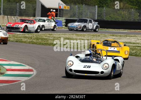 Mugello Historic Classic 25 avril 2014: LOLA T70 Mk II Spyder 1965 conduit par Wolf ZWEIFLER, pendant la pratique sur le circuit de Mugello, Italie. Banque D'Images