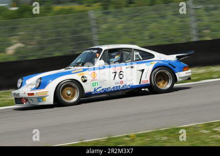 Mugello Historic Classic 25 avril 2014: PORSCHE 911 RSR 1974 conduit par Hans-Joerg HÜBNER pendant la pratique sur le circuit de Mugello, Italie. Banque D'Images