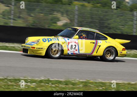 Mugello Historic Classic 25 avril 2014: PORSCHE 911 RSR 1974 conduit par Michel LECOURT pendant la pratique sur le circuit de Mugello, Italie. Banque D'Images