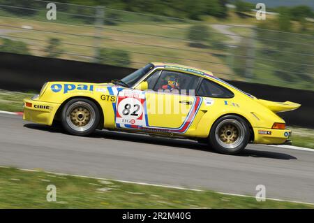 Mugello Historic Classic 25 avril 2014: PORSCHE 911 RSR 1974 conduit par Michel LECOURT pendant la pratique sur le circuit de Mugello, Italie. Banque D'Images