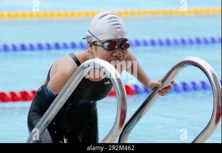 (230520) -- XIANGTAN, 20 mai 2023 (Xinhua) -- cette photo non datée montre l'entraînement de Fu Ting quand elle était une athlète à Xiangtan, dans la province du Hunan en Chine centrale. Fu Ting a perdu son bras droit dans un accident de voiture quand elle avait 3 ans. À l'âge de 13 ans, elle a commencé à s'entraîner à la natation dans une école de sport de Xiangtan. Au cours de ses années d'athlète, elle a participé aux Jeux paralympiques d'Athènes de 2004 et à d'autres événements nationaux et étrangers et a remporté 18 médailles d'or. Après avoir pris sa retraite en 2004, Fu Ting est entré à l'université pour étudier le droit et a travaillé comme avocat après avoir obtenu une maîtrise. En 2017, Fu Ting Banque D'Images