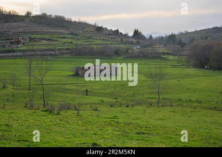 prairie verte avec maison abandonnée en ruines dans le milieu de la montagne paysage horizontal Banque D'Images