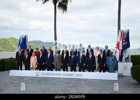 Hiroshima, Japon. 20 mai 2023. Les membres du Groupe des sept dirigeants posent avec les pays invités pour la photo de famille officielle le deuxième jour du Sommet de G7 à l'Hôtel Grand Prince, 20 mai 2023, à Hiroshima, au Japon. Debout depuis la première rangée de gauche : le secrétaire général de l'OCDE, Mathias Cormann, la directrice générale du FMI, Kristalina Georgieva, le président du Conseil européen, Charles Michel, le chancelier allemand OLAF Scholz, le Premier ministre indien Narendra Modi, le président français Emmanuel Macron, États-Unis Le président Joe Biden, le premier ministre canadien Justin Trudeau, le premier ministre australien Anthony Albanes Banque D'Images