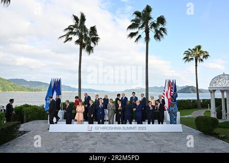 Hiroshima, Japon. 20 mai 2023. Les membres du Groupe des sept dirigeants et les chefs de pays invités partent après avoir posé pour la photo de famille officielle le deuxième jour du Sommet de G7 à l'Hôtel Grand Prince, 20 mai 2023 à Hiroshima, Japon. Debout depuis la première rangée de gauche : le secrétaire général de l'OCDE, Mathias Cormann, la directrice générale du FMI, Kristalina Georgieva, le président du Conseil européen, Charles Michel, le chancelier allemand OLAF Scholz, le Premier ministre indien Narendra Modi, le président français Emmanuel Macron, États-Unis Le président Joe Biden, le premier ministre canadien Justin Trudeau, le premier ministre australien Anthony Banque D'Images